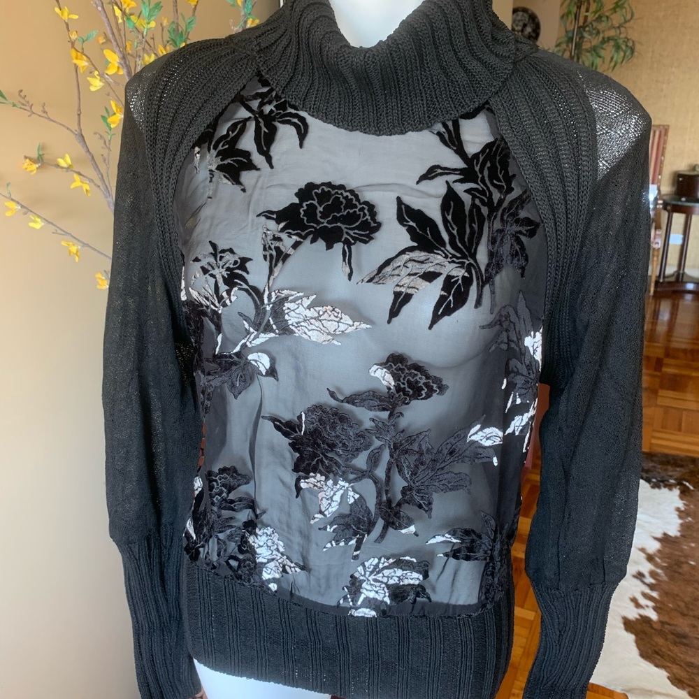 New Fabulous TREND Sweater with beautiful fabric design on the front. sM.  Italy